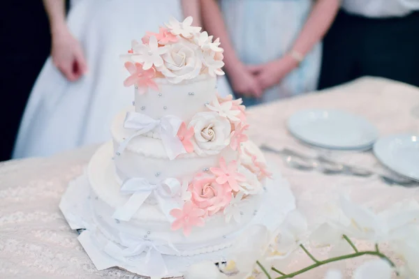 Piękny tort weselny dla pary młodej w pomieszczeniu — Zdjęcie stockowe