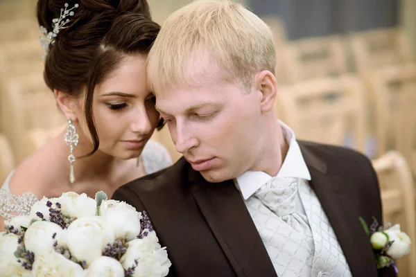 Matrimonio coppia al chiuso è abbracciarsi a vicenda — Foto Stock