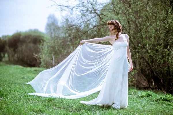 Ξανθιά νύφη στο Νυφικό λευκό μόδας με το μακιγιάζ — Φωτογραφία Αρχείου