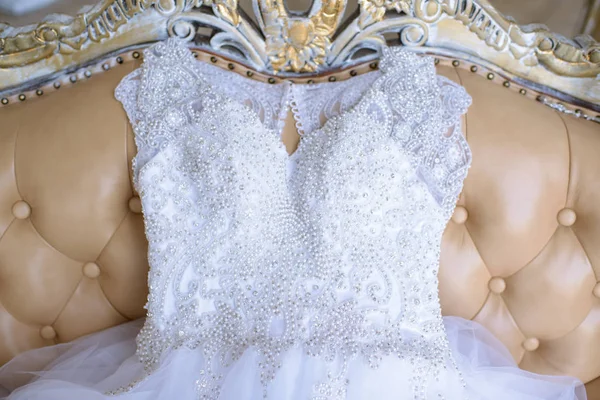 Красива біла весільна сукня для нареченої в приміщенні на ліжку — стокове фото