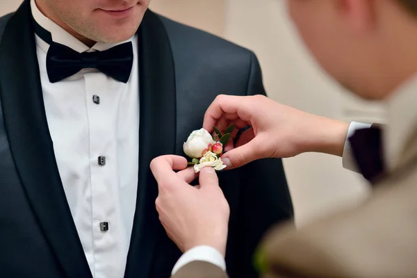 Brudgommen har dress på seg. – stockfoto