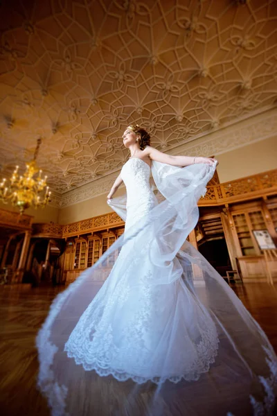 室内でレースのベールのブライダル ガウンの美しさの花嫁 — ストック写真
