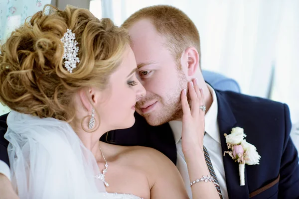 Casamento casal na natureza está abraçando uns aos outros — Fotografia de Stock