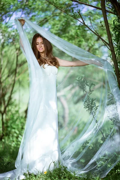 Morena novia en vestido de novia blanco de moda con maquillaje —  Fotos de Stock