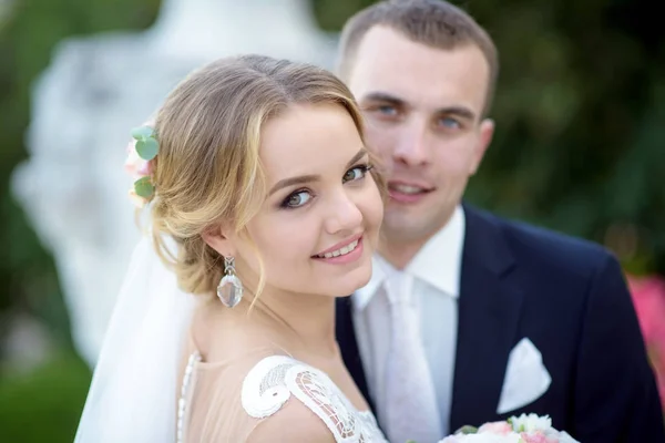 Casamento casal na natureza está abraçando uns aos outros — Fotografia de Stock