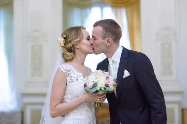 Hochzeitspaar umarmt sich drinnen — Stockfoto