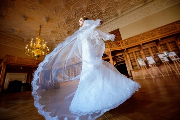 Bellezza sposa in abito da sposa con velo di pizzo all'interno — Foto Stock