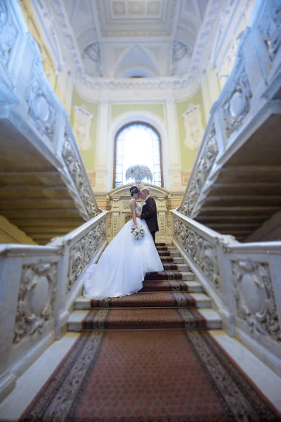 Evlilik çift kapalı birbirlerine sarılıyor