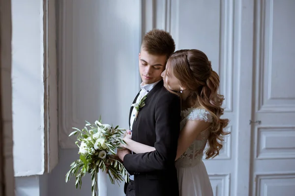 Para ślub pomieszczeniu jest przytulanie siebie — Zdjęcie stockowe