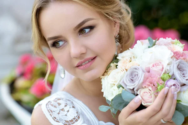 Mariée beauté en robe de mariée avec bouquet et voile de dentelle dans la nature — Photo