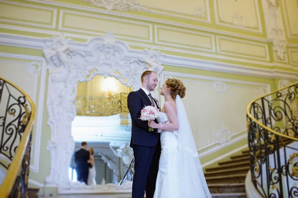 Casamento casal dentro de casa está abraçando uns aos outros — Fotografia de Stock