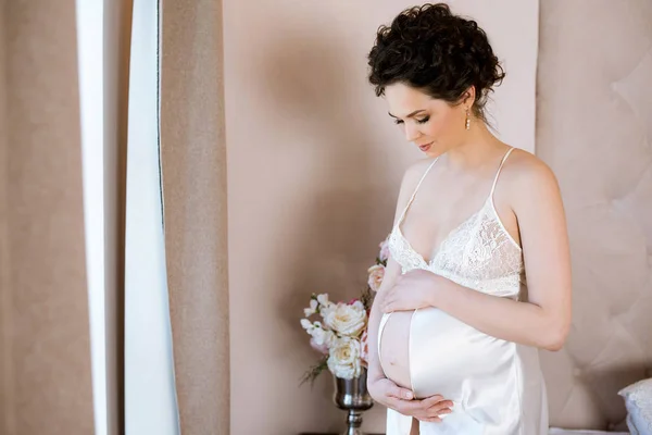 Schoonheid zwangere vrouw binnenshuis — Stockfoto