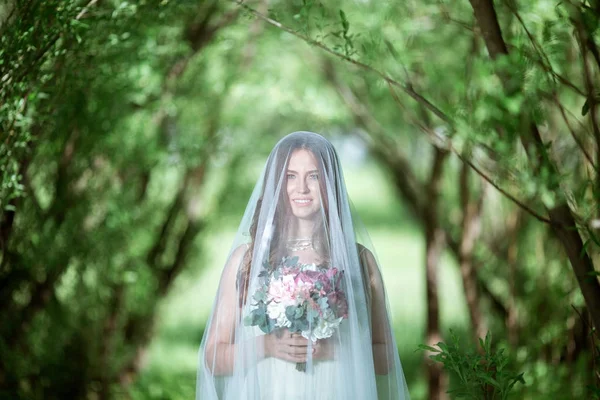 Brunetki Panna Młoda w sukni ślubnej mody biały z makijażem — Zdjęcie stockowe