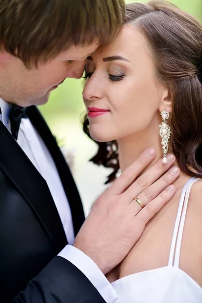 Casamento casal na natureza está abraçando uns aos outros — Fotografia de Stock