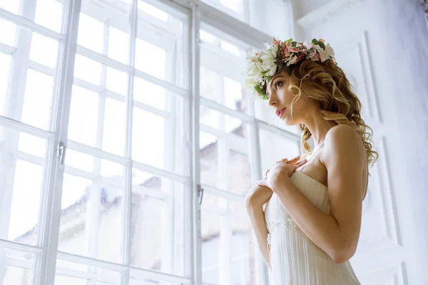 Brunette noiva na moda vestido de noiva branco com maquiagem — Fotografia de Stock