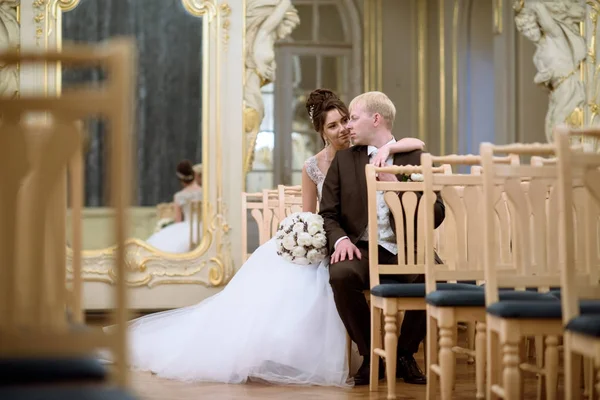 Casamento casal dentro de casa está abraçando uns aos outros — Fotografia de Stock