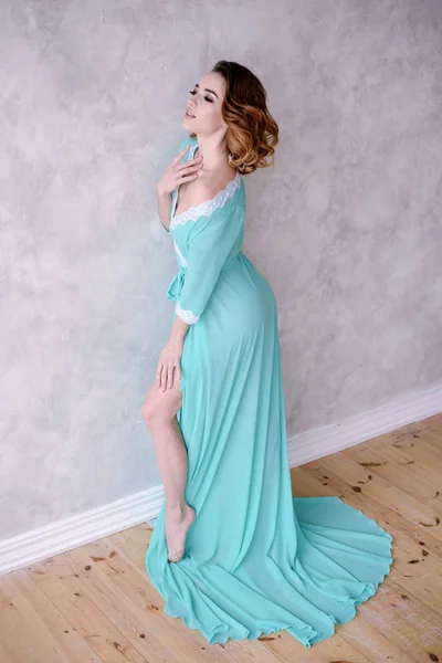 Krásná sexy dáma v elegantní zelené šaty — Stock fotografie