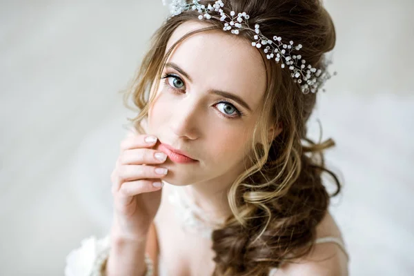 Nahaufnahme brünette Braut mit Mode Hochzeit Frisur und Make-up — Stockfoto