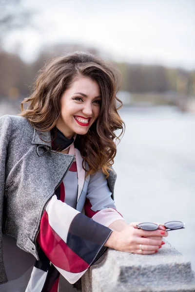 El retrato a la moda de la señora con el cabello largo en la ciudad —  Fotos de Stock