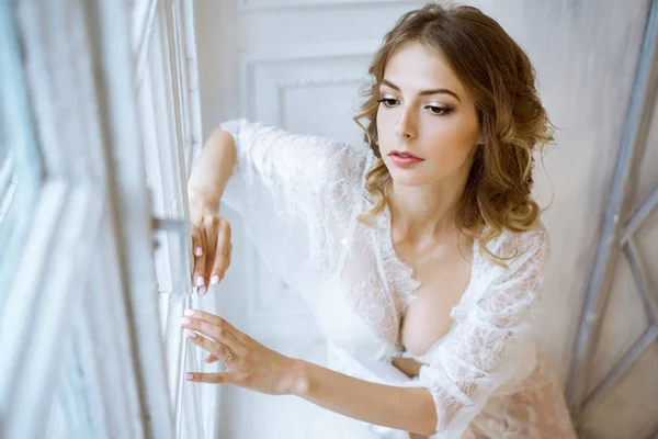 Retrato femenino de moda de señora linda en bata blanca en el interior —  Fotos de Stock