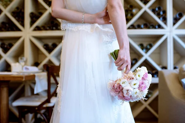 Güzel gelin düğün renkli buket tutuyor