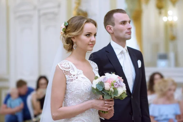 Noiva de beleza e noivo bonito estão registrando o casamento — Fotografia de Stock