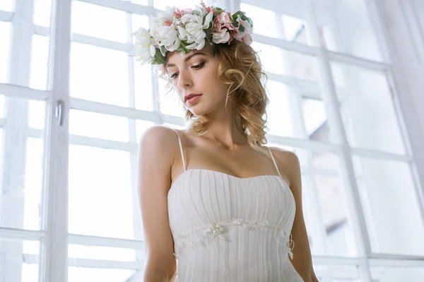 Brünette Braut im modischen weißen Hochzeitskleid mit Make-up — Stockfoto