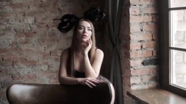 genç güzel model Studio başındaki siyah fiyonklu kadın iç çamaşırı poz