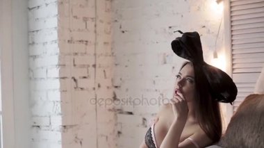 seksi kadın model iç çamaşırı kafasına yay ile stüdyoda poz