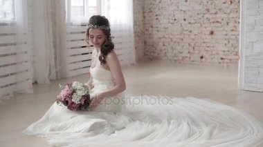 güzel genç kadın gelin buket çiçek studio poz ile