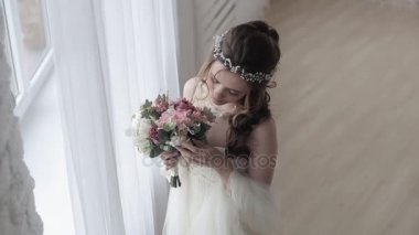 güzel genç kadın gelin buket çiçek studio poz ile