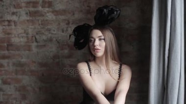 genç güzel model Studio başındaki siyah fiyonklu kadın iç çamaşırı poz