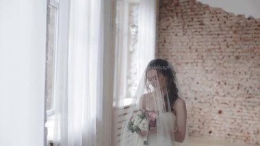 güzel genç kadın gelin buket çiçek studio poz ile