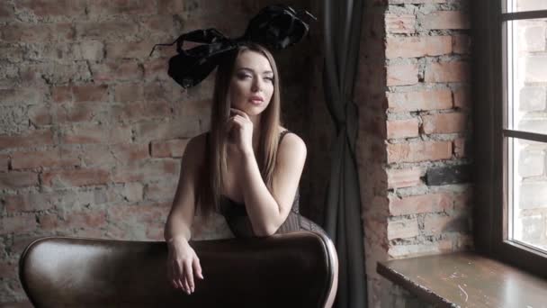 Giovane Bella Modella Posa Studio Lingerie Con Fiocco Nero Sulla — Video Stock