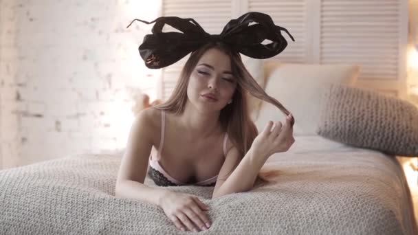 Modelo Mujer Sexy Posando Estudio Lencería Con Lazo Cabeza — Vídeos de Stock