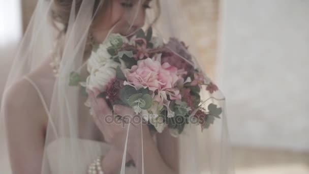 Gyönyörű Fiatal Menyasszony Csokor Virágot Pózol Stúdió — Stock videók