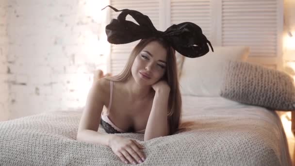 Sexy Frau Modell Posiert Studio Dessous Mit Schleife Auf Dem — Stockvideo