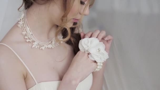 Красивая Невеста Позирует Студии Свадебном Платье — стоковое видео