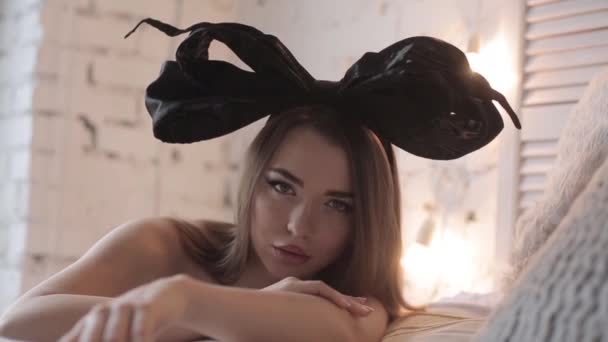 Sexy Frau Modell Posiert Studio Dessous Mit Schleife Auf Dem — Stockvideo