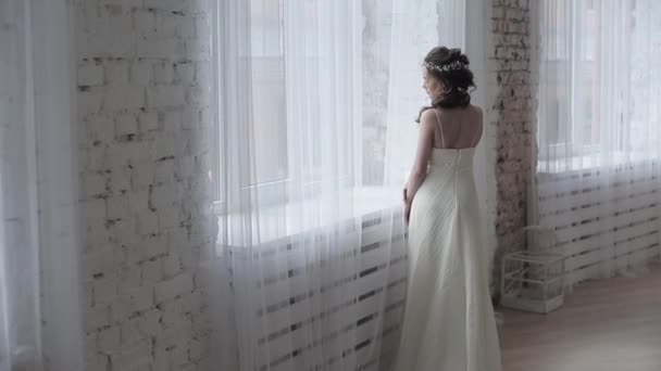 Schöne Braut Posiert Atelier Brautkleid — Stockvideo