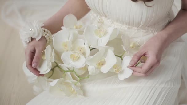 Panna Młoda Trzyma Bukiet Pięknych Kwiatów — Wideo stockowe