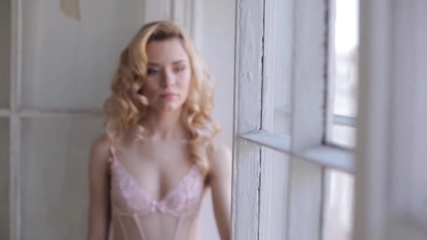 Bela Mulher Loira Posando Estúdio Lingerie Perto Janela — Vídeo de Stock