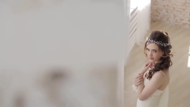 Όμορφη Νεαρή Νύφη Στο Πανέμορφο Νυφικό — Αρχείο Βίντεο