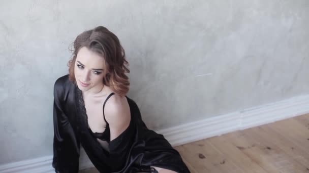 검은 란제리에 젊은 아름 다운 모델 — 비디오