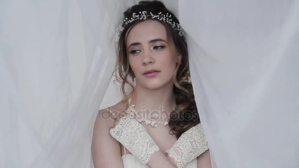 Pózuje Ateliéru Svatební Šaty Krásná Nevěsta — Stock video