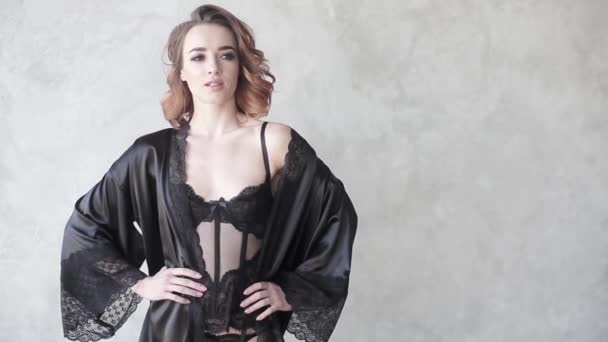 Jovem modelo bonito em lingerie preta — Vídeo de Stock