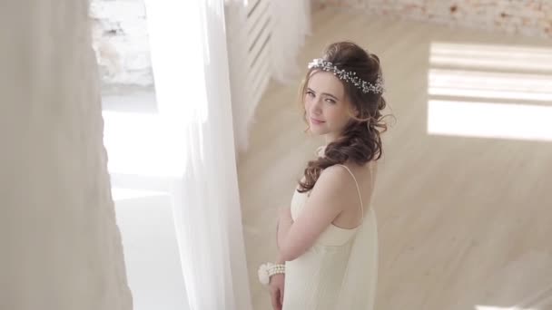 美丽的年轻新娘在华丽的婚纱礼服 — 图库视频影像