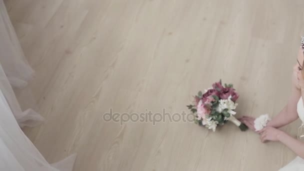 美丽的少妇新娘与花束摆在演播室 — 图库视频影像