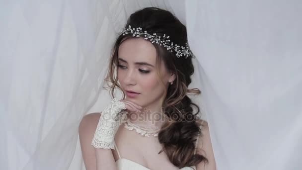 Красива Наречена Позує Студії Весільній Сукні — стокове відео