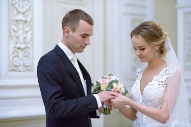 Güzellik gelin ve yakışıklı damat giyiyor birbirlerine yüzük
